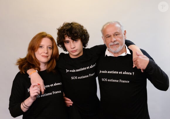 Exclusif - Francis Perrin, sa femme Gersende et leur fils Louis atteint d'autisme - Mobilisation des people pour l'association SOS Autisme en France lors d'un shooting au studio Invisu à Paris, le 7 et 8 février 2016. © Rachid Bellak/Bestimage 