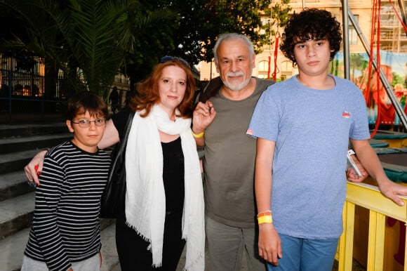 Francis Perrin, sa femme Gersende avec leurs fils Louis et Baptiste à l'inauguration de la fête des Tuileries organisée par Caroline Barclay le 24 juin 2016. © Coadic Guirec / Bestimage  