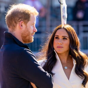 Les Sussex se sont rendus au tournoi de tennis caritatif George Zafjen, en l'honneur du fils d'une amie prénommée Kelly McKee Zaijfen, brutallement décédé à l'âge de 9 ans en 2022. 
Photos d'archives : le prince Harry et son épouse Meghan Markle.