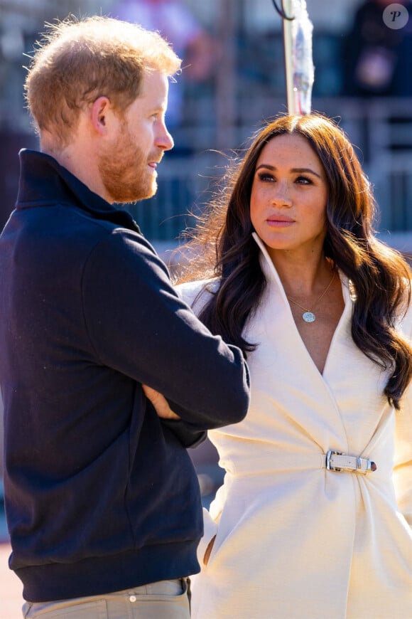 Les Sussex se sont rendus au tournoi de tennis caritatif George Zafjen, en l'honneur du fils d'une amie prénommée Kelly McKee Zaijfen, brutallement décédé à l'âge de 9 ans en 2022. 
Photos d'archives : le prince Harry et son épouse Meghan Markle.