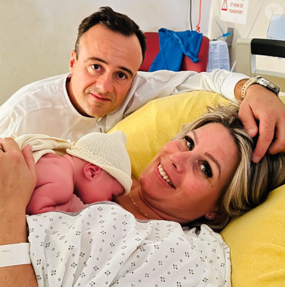 Ils en profitent ainsi pour partager une première photo de leur bébé à la maternité.
Mélanie et Franck Gonzalez, couple star de "Familles nombreuses, la vie en XXL", présentent leur neuvième enfant, la petite Calypso.