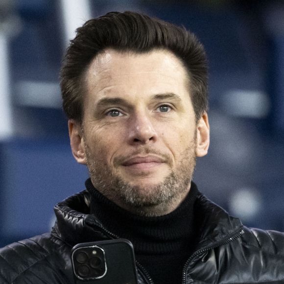 "C'est une maison simplissime à North Miami Beach, de 230m2 de plain-pied avec piscine et 800m2 de terrain", précise-t-il
 
Norbert Tarayre et une amie - People dans les tribunes du match de Ligue 1 Uber Eats "PSG-Lille" (3-1) au Parc des Princes à Paris le 10 février 2024. © Cyril Moreau/Bestimage