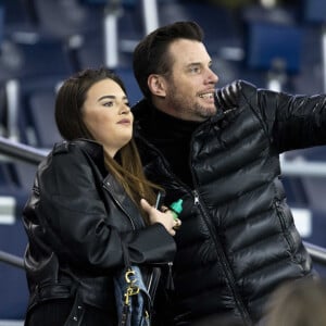 Norbert Tarayre et une amie - People dans les tribunes du match de Ligue 1 Uber Eats "PSG-Lille" (3-1) au Parc des Princes à Paris le 10 février 2024. © Cyril Moreau/Bestimage