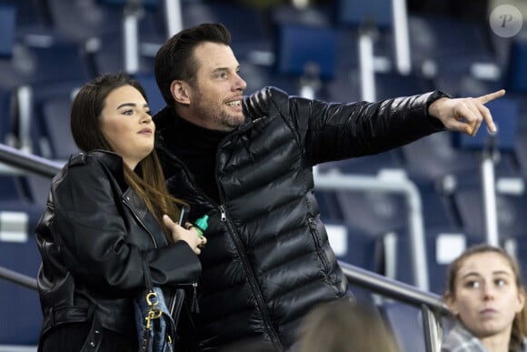 Norbert Tarayre et une amie - People dans les tribunes du match de Ligue 1 Uber Eats "PSG-Lille" (3-1) au Parc des Princes à Paris le 10 février 2024. © Cyril Moreau/Bestimage