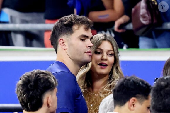 Sur l'une des photos, on peut voir la sublime bague de fiançailles offerte par le rugbyman
 
Damian Penaud et sa compagne Morgane - Femmes de joueurs et joies à l'issue du match de Coupe du monde de rugby entre la France et l'Italie (60-7) à Lyon le 6 octobre 2023. © Cyril Moreau-Dominique Jacovides/Bestimage