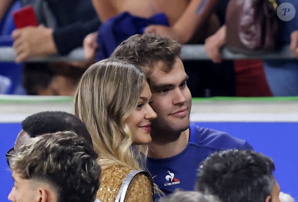 Une superbe nouvelle pour Damian Penaud, qui va bientôt se marier à Morgane Vernet
 
Damian Penaud et sa compagne Morgane - Femmes de joueurs et joies à l'issue du match de Coupe du monde de rugby entre la France et l'Italie (60-7) à Lyon le 6 octobre 2023. © Cyril Moreau-Dominique Jacovides/Bestimage