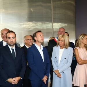 Sébastien Lecornu, ministre auprès de la ministre de la Cohésion des territoires et des Relations avec les collectivités territoriales, chargé des collectivités territoriales, Stéphane Bern, la Première dame Brigitte Macron et sa fille Tiphaine Auzière lors de l'inauguration du centre Historique Médiéval d'Azincourt 1415, France, le 29 août 2019. La Première dame en a profité pour revenir sur les propos insultants du président brésilien J.Bolsonaro à son encontre. 