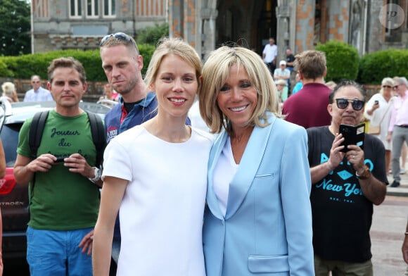 Et la jeune fille est déjà très douée dans une discipline bien particulière
La première dame Brigitte Macron (Trogneux) et sa fille Tiphaine Auzière vont voter à la mairie du Touquet pour le second tour des législatives, au Touquet le 18 juin 2017. © Sébastien Valiela-Dominique Jacovides/Bestimage 