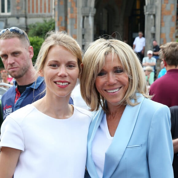 Et la jeune fille est déjà très douée dans une discipline bien particulière
La première dame Brigitte Macron (Trogneux) et sa fille Tiphaine Auzière vont voter à la mairie du Touquet pour le second tour des législatives, au Touquet le 18 juin 2017. © Sébastien Valiela-Dominique Jacovides/Bestimage 