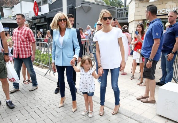 Dont Elise, 11 ans, fille de Tiphaine Auzière 
La première dame Brigitte Macron (Trogneux), sa fille Tiphaine Auzière et sa fille Elise vont voter à la mairie du Touquet pour le second tour des législatives, au Touquet le 18 juin 2017. Merci de flouter le visage des enfants avant publication - © Sébastien Valiela-Dominique Jacovides/Bestimage