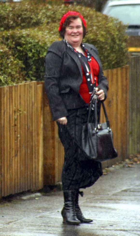 Susan Boyle devant chez elle à Blackburn
