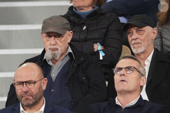 Charlélie Couture et son frère Tom Novembre dans les tribunes des Internationaux de France de tennis de Roland Garros 2024 à Paris, France, le 30 mai 2024. © Jacovides-Moreau/bestimage