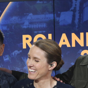 Exclusif - Anniversaire surprise pour Justine Henin (Ex N°1du tennis féminin), 42 ans ce 1er Juin, souhaité par l’équipe de Laurent Luyat et Matthieu Lartot sur le plateau de France Télévision lors des Internationaux de France de Tennis de Roland Garros 2024 - Jour 7 à Paris, France, le 1er Juin 2024. © Bertrand Rindoff/Bestimage 