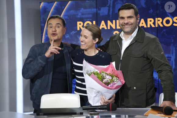 Exclusif - Anniversaire surprise pour Justine Henin (Ex N°1du tennis féminin), 42 ans ce 1er Juin, souhaité par l’équipe de Laurent Luyat et Matthieu Lartot sur le plateau de France Télévision lors des Internationaux de France de Tennis de Roland Garros 2024 - Jour 7 à Paris, France, le 1er Juin 2024. © Bertrand Rindoff/Bestimage 