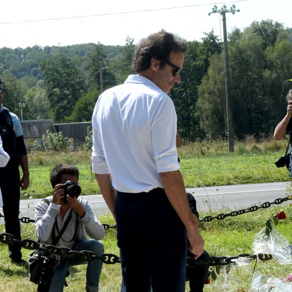 Anthony Delon et son demi-frère Alain-Fabien découvrent les hommages devant les grilles de la propriété de Douchy, quelques heures avant les obsèques de leur père, A.Delon, le 24 août 2024. Décédé le 18 août 2024, l'acteur a rendu son dernier souffle, entouré des siens dans sa propriété de Douchy, où il sera inhumé, le 24 août 2024 vers 17 heures dans une chapelle, construite il y a une vingtaine d'années. 