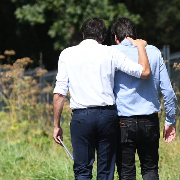 Anthony Delon et son demi-frère Alain-Fabien découvrent les hommages devant les grilles de la propriété de Douchy, quelques heures avant les obsèques de leur père, A.Delon, le 24 août 2024. Décédé le 18 août 2024, l'acteur a rendu son dernier souffle, entouré des siens dans sa propriété de Douchy, où il sera inhumé, le 24 août 2024 vers 17 heures dans une chapelle, construite il y a une vingtaine d'années. 