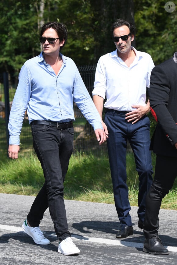 Anthony Delon et son demi-frère Alain-Fabien découvrent les hommages devant les grilles de la propriété de Douchy, quelques heures avant les obsèques de leur père, A.Delon, le 24 août 2024. Décédé le 18 août 2024, l'acteur a rendu son dernier souffle, entouré des siens dans sa propriété de Douchy, où il sera inhumé, le 24 août 2024 vers 17 heures dans une chapelle, construite il y a une vingtaine d'années. 