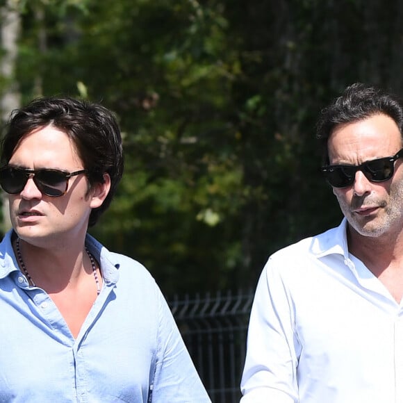 Anthony Delon et son demi-frère Alain-Fabien découvrent les hommages devant les grilles de la propriété de Douchy, quelques heures avant les obsèques de leur père, A.Delon, le 24 août 2024. Décédé le 18 août 2024, l'acteur a rendu son dernier souffle, entouré des siens dans sa propriété de Douchy, où il sera inhumé, le 24 août 2024 vers 17 heures dans une chapelle, construite il y a une vingtaine d'années. 