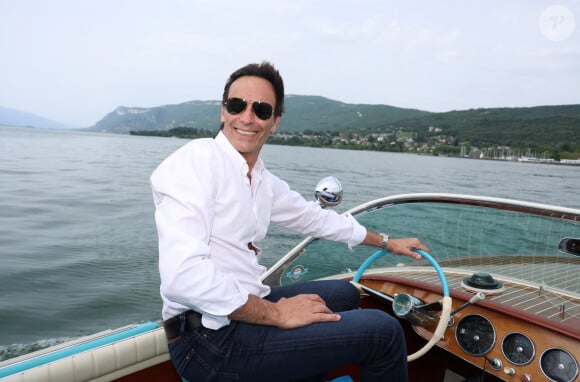 Exclusif - Rendez-vous avec Anthony Delon, en promenade en Riva sur le lac du Bourget à Aix-les-Bains, à l'occasion de la 3ème Edition du Cinéma Français et de la Gastronomie. Le 8 juin 2024 © Denis Guignebourg / Bestimage 