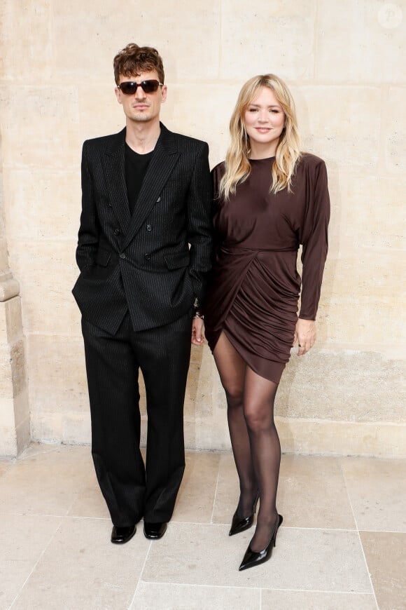 Bien avant d'être la star de cinéma et l'amoureux de Virginie Efira, il était "fan de sports comme le BMX ou encore le skate et le snowboad" 
Niels Schneider et sa compagne Virginie Efira - 35ème édition des "Trophées ANDAM" dans les jardins du Palais Royal à Paris, France, le 27 juin 2024. © Christophe Clovis / Bestimage