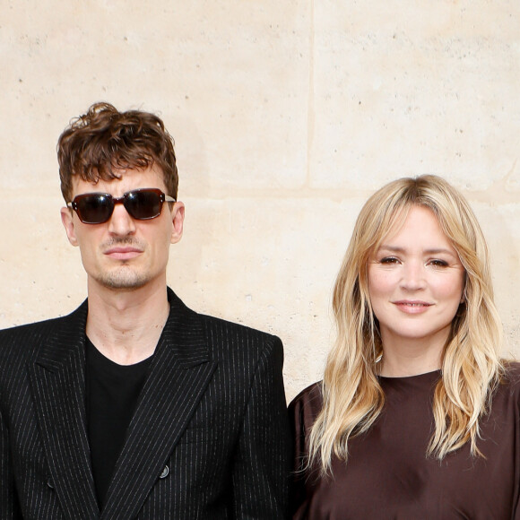 Bien avant d'être la star de cinéma et l'amoureux de Virginie Efira, il était "fan de sports comme le BMX ou encore le skate et le snowboad" 
Niels Schneider et sa compagne Virginie Efira - 35ème édition des "Trophées ANDAM" dans les jardins du Palais Royal à Paris, France, le 27 juin 2024. © Christophe Clovis / Bestimage