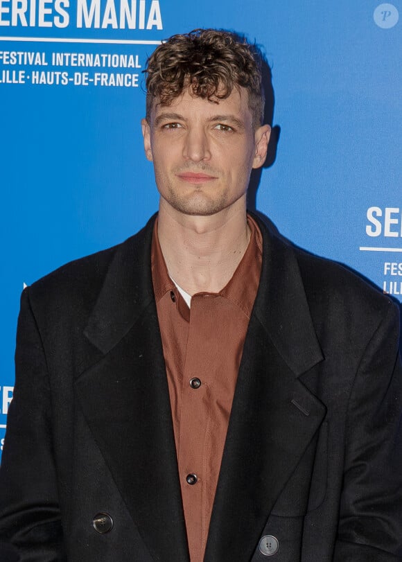 Niels Schneider à la première de la série "Le Monde n'existe pas" lors du Serie Mania Festival international Lille 2024, à Lille, France, le 17 mars 2024. © Stéphane Vansteenkiste/Bestimage  Series Mania festival in Lille, France, on March 17, 2024.