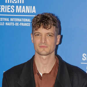 L'acteur de 37 ans est un grand amateur de sports
Niels Schneider à la première de la série "Le Monde n'existe pas" lors du Serie Mania Festival international Lille 2024, à Lille, France, le 17 mars 2024. © Stéphane Vansteenkiste/Bestimage  Series Mania festival in Lille, France, on March 17, 2024.