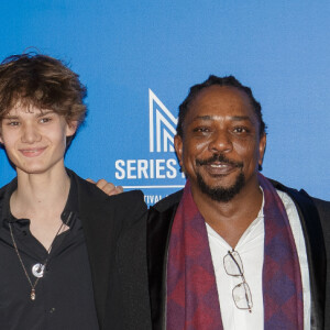 Niels Schneider, Roman Villedieu, Mwanza Goutier et Julien Gaspar-Oliveri à la première de la série "Le Monde n'existe pas" lors du Serie Mania Festival international Lille 2024, à Lille, France, le 17 mars 2024. © Stéphane Vansteenkiste/Bestimage  Series Mania festival in Lille, France, on March 17, 2024.