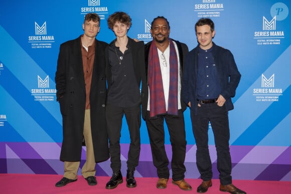 Niels Schneider, Roman Villedieu, Mwanza Goutier et Julien Gaspar-Oliveri à la première de la série "Le Monde n'existe pas" lors du Serie Mania Festival international Lille 2024, à Lille, France, le 17 mars 2024. © Stéphane Vansteenkiste/Bestimage  Series Mania festival in Lille, France, on March 17, 2024.