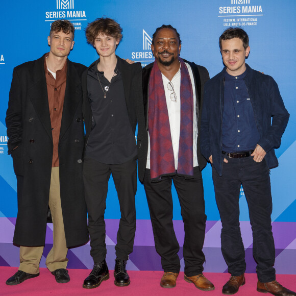Niels Schneider, Roman Villedieu, Mwanza Goutier et Julien Gaspar-Oliveri à la première de la série "Le Monde n'existe pas" lors du Serie Mania Festival international Lille 2024, à Lille, France, le 17 mars 2024. © Stéphane Vansteenkiste/Bestimage  Series Mania festival in Lille, France, on March 17, 2024.