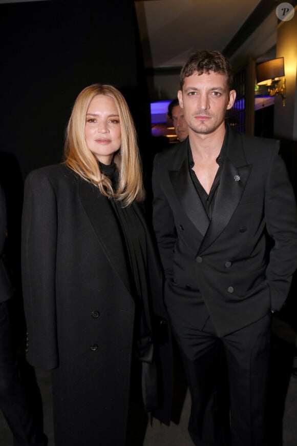 mais il n'avait pas le talent pour devenir pro. Tant pis, il est pro en tant que comédien désormais !
Exclusif - Virginie Efira et son compagnon Niels Schneider (habillé en Yves Saint-Laurent) - Dîner de l'association AEM (Un Avenir pour les Enfants du Monde), au profit des enfants du Rwanda par Babeth Djian au pavillon Ledoyen à Paris. Le 23 mars 2023 © Bertrand Rindoff Petroff-Olivier Borde / Bestimage