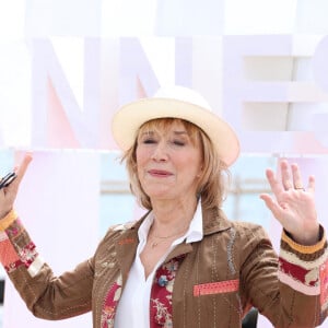 Marie-Anne Chazel lors du photocall de 'Broceliande' sur la plage du Majestic lors de la 7eme saison de 'CanneSeries' à Cannes le 7 Avril 2024 Denis Guignebourg/BestImage 