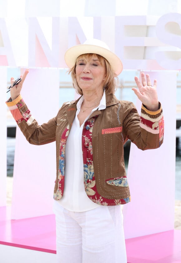 Marie-Anne Chazel lors du photocall de 'Broceliande' sur la plage du Majestic lors de la 7eme saison de 'CanneSeries' à Cannes le 7 Avril 2024 Denis Guignebourg/BestImage 