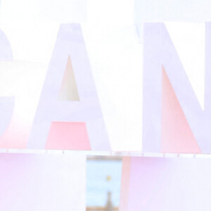 Marie-Anne Chazel lors du photocall de 'Broceliande' sur la plage du Majestic lors de la 7eme saison de 'CanneSeries' à Cannes le 7 Avril 2024 Denis Guignebourg/BestImage 