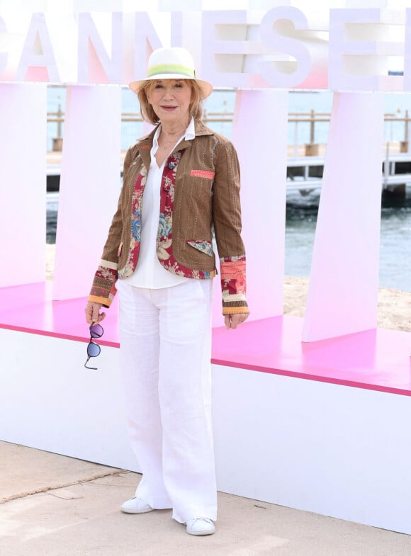 Marie-Anne Chazel lors du photocall de 'Broceliande' sur la plage du Majestic lors de la 7eme saison de 'CanneSeries' à Cannes le 7 Avril 2024 Denis Guignebourg/BestImage 