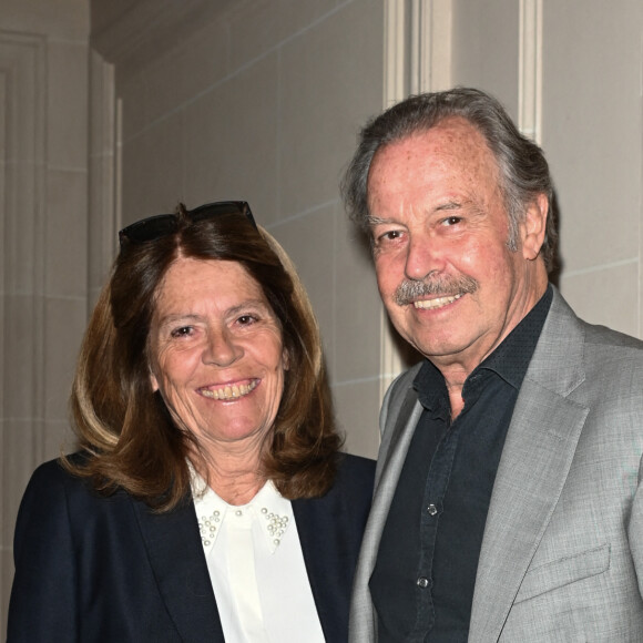 Michel Leeb et sa femme Béatrice - Gala caritatif des "Stéthos d'Or" qui récompensent les artistes qui contribuent au bien-être de tous, organisé par la Fondation pour la Recherche en Physiologie au George V à Paris, le 27 mars 2023. © Coadic Guirec-Rachid Bellak/Bestimage