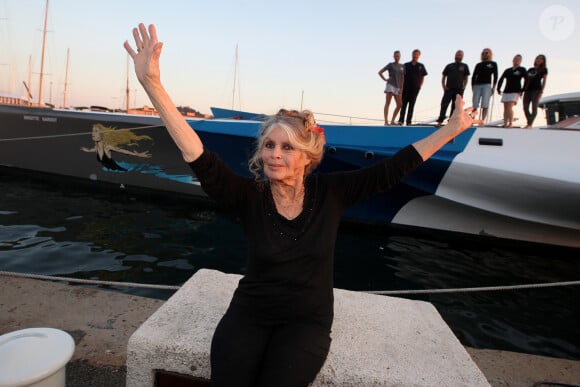 "J'ai perdu mon chien, mon chat, Alain, et mon ami Paul Watson est en prison", ajoute Brigitte Bardot
 
Exclusif - Brigitte Bardot pose avec l'équipage de Brigitte Bardot Sea Shepherd, le célèbre trimaran d'intervention de l'organisation écologiste, sur le port de Saint-Tropez, le 26 septembre 2014 en escale pour 3 jours à deux jours de ses 80 ans. Cela fait au moins dix ans qu'elle n'est pas apparue en public sur le port tropézien.