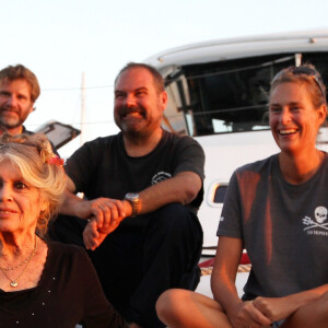 Exclusif - Brigitte Bardot pose avec l'équipage de Brigitte Bardot Sea Shepherd, le célèbre trimaran d'intervention de l'organisation écologiste, sur le port de Saint-Tropez, le 26 septembre 2014 en escale pour 3 jours à deux jours de ses 80 ans. Cela fait au moins dix ans qu'elle n'est pas apparue en public sur le port tropézien.