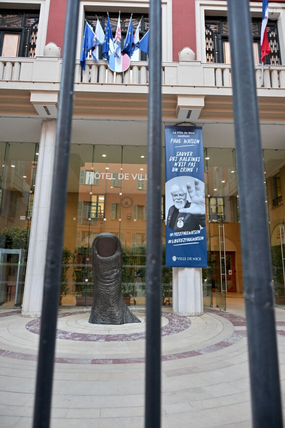 La mairie de Nice s’engage pour demander la libération et refuser l’extradition de Paul Watson en affichant son portrait sur la façade de l’Hôtel de Ville. Depuis le 28 août 2024, un bandeau de soutient à l'activiste écologique arrêté fin juillet, dans les eaux danoises alors qu'il s'apprêtait à mener une opération militante contre un navire de pêche japonais, est posé sur le fronton de la mairie. La ville de Nice accueillera en juin 2025, la 3ème conférence des Nations Unies sur l’Océan, et estime que le combat que mène Paul Watson ne justifie en rien son arrestation et encore moins son extradition. © Bruno Bebert/Bestimage  The city hall is committed to demanding the release and refusing the extradition of Paul Watson by displaying his portrait on the facade of the City Hall in Nice, France, on September 7, 2024. 