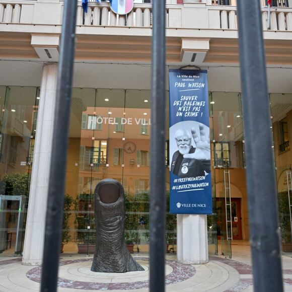 La mairie de Nice s’engage pour demander la libération et refuser l’extradition de Paul Watson en affichant son portrait sur la façade de l’Hôtel de Ville. Depuis le 28 août 2024, un bandeau de soutient à l'activiste écologique arrêté fin juillet, dans les eaux danoises alors qu'il s'apprêtait à mener une opération militante contre un navire de pêche japonais, est posé sur le fronton de la mairie. La ville de Nice accueillera en juin 2025, la 3ème conférence des Nations Unies sur l’Océan, et estime que le combat que mène Paul Watson ne justifie en rien son arrestation et encore moins son extradition. © Bruno Bebert/Bestimage  The city hall is committed to demanding the release and refusing the extradition of Paul Watson by displaying his portrait on the facade of the City Hall in Nice, France, on September 7, 2024. 