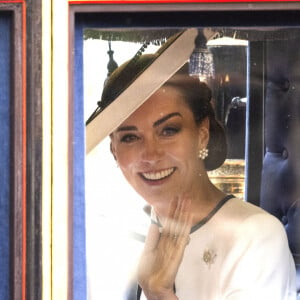 Catherine, princesse de Galles, descend le Mall en calèche lors de la cérémonie des couleurs, le 15 juin 2024 à Londres, Royaume-Uni. Photo par Zak Hussein/Splash News/ABACAPRESS.COM