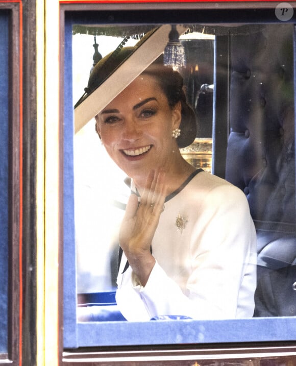 Catherine, princesse de Galles, descend le Mall en calèche lors de la cérémonie des couleurs, le 15 juin 2024 à Londres, Royaume-Uni. Photo par Zak Hussein/Splash News/ABACAPRESS.COM