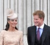 Kate, qui fut pendant lontemps très proche de Harry...La duchesse de Cambridge (Kate Middleton) et le prince Harry apparaissent sur le balcon du palais de Buckingham à Londres (Royaume-Uni) le 5 juin 2012 alors que la reine salue le public dans le cadre des célébrations du jubilé de diamant. Photo par