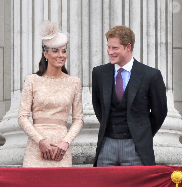 Kate, qui fut pendant lontemps très proche de Harry...La duchesse de Cambridge (Kate Middleton) et le prince Harry apparaissent sur le balcon du palais de Buckingham à Londres (Royaume-Uni) le 5 juin 2012 alors que la reine salue le public dans le cadre des célébrations du jubilé de diamant. Photo par