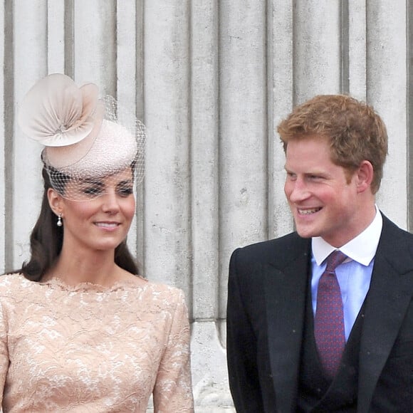 Kate, qui fut pendant lontemps très proche de Harry...La duchesse de Cambridge (Kate Middleton) et le prince Harry apparaissent sur le balcon du palais de Buckingham à Londres (Royaume-Uni) le 5 juin 2012 alors que la reine salue le public dans le cadre des célébrations du jubilé de diamant. Photo par