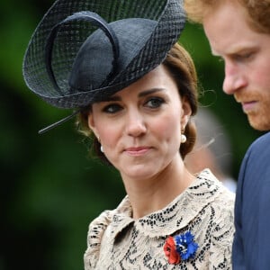 Aurait convaincu son mari de lui envoyer un petit mot...La duchesse de Cambridge et le prince Harry assistent à une cérémonie marquant les commémorations du centenaire de la Somme au mémorial de Thiepval, en France, le 01 juillet 2016. Photo par Christian Liewig/ABACAPRESS.COM