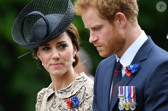 Aurait convaincu son mari de lui envoyer un petit mot...La duchesse de Cambridge et le prince Harry assistent à une cérémonie marquant les commémorations du centenaire de la Somme au mémorial de Thiepval, en France, le 01 juillet 2016. Photo par Christian Liewig/ABACAPRESS.COM