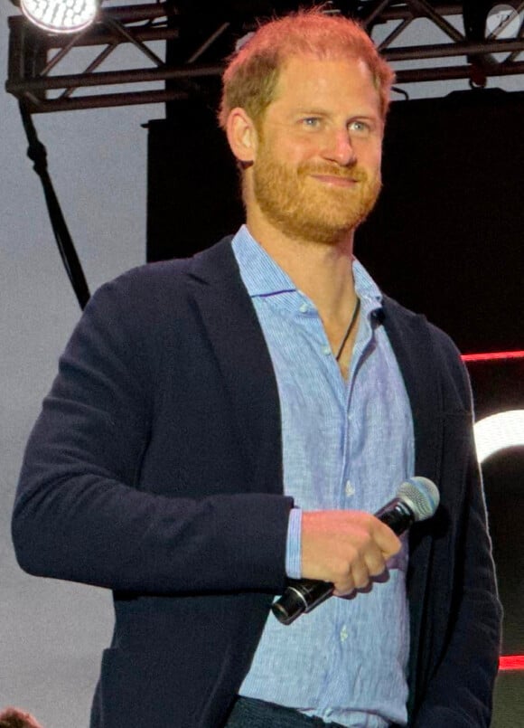 Alors que son beau-frère, Harry, célébrait ses 40 ans...Le Prince Harry remet un prix à Loren Courtney, pilote d'hélicoptère et secouriste, lors du concert 2024 One805LIVE ! Concert de soutien aux premiers intervenants de Santa Barbara organisé par Kevin Costner dans sa propriété au bord de l'océan à Motecito, CA, USA ? Le 20 septembre 2024. Photo par London Entertainment/Splash News/ABACAPRESS.COM