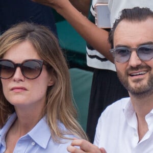 De nature discrète, la maman de Léo avait été aperçue avec Cyril Lignac à Roland Garros...
Cyril Lignac et sa compagne Marine en tribune lors des Internationaux de France de tennis à la salle Roland-Garros le 10 juin 2018 à Paris, France. Photo par Nasser Berzane/ABACAPRESS.COM