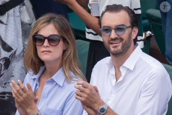 De nature discrète, la maman de Léo avait été aperçue avec Cyril Lignac à Roland Garros...
Cyril Lignac et sa compagne Marine en tribune lors des Internationaux de France de tennis à la salle Roland-Garros le 10 juin 2018 à Paris, France. Photo par Nasser Berzane/ABACAPRESS.COM